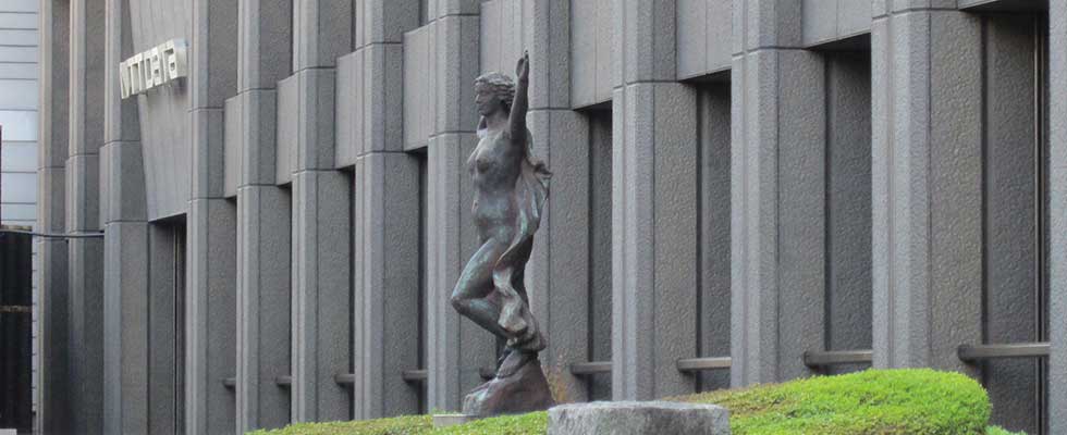 NTTデータ本社前彫刻