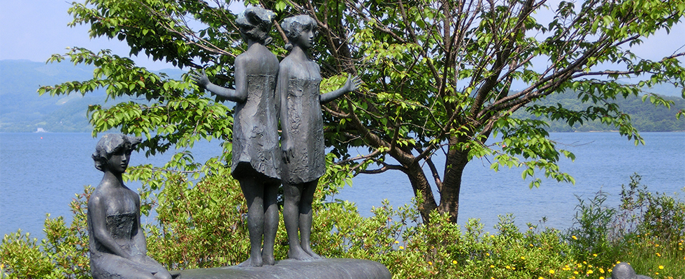 洞爺湖畔の彫刻_峯田敏郎_記念撮影～五月のかたち～