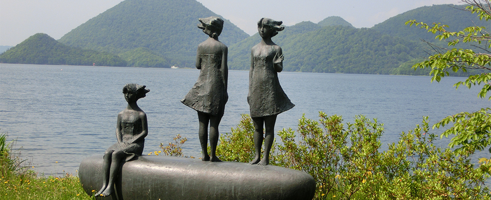 洞爺湖畔の彫刻_峯田敏郎_記念撮影～五月のかたち～