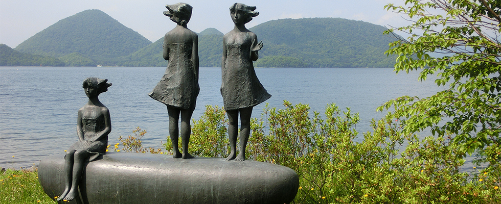 洞爺湖畔の彫刻_峯田敏郎_記念撮影～五月のかたち～