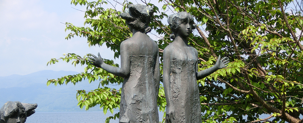 洞爺湖畔の彫刻_峯田敏郎_記念撮影～五月のかたち～