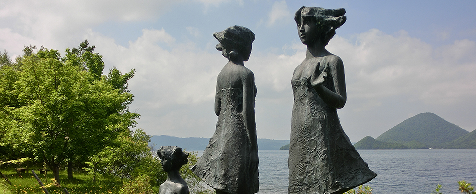 洞爺湖畔の彫刻_峯田敏郎_記念撮影～五月のかたち～
