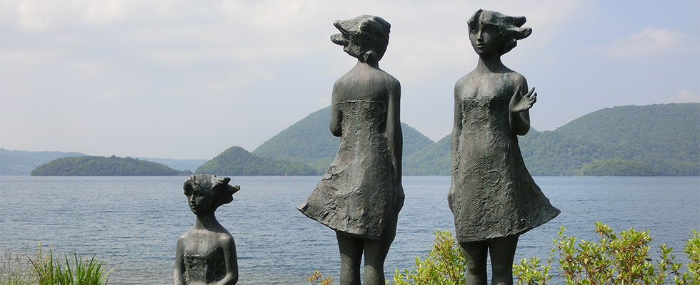 洞爺湖畔の彫刻_峯田敏郎_記念撮影～五月のかたち～