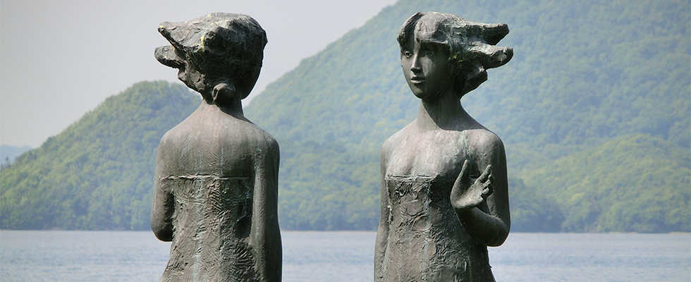 洞爺湖畔の彫刻_峯田敏郎_記念撮影～五月のかたち～