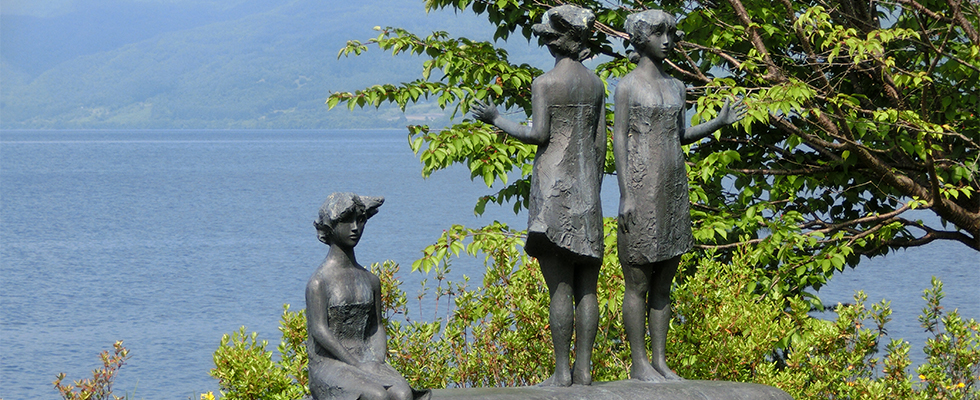 洞爺湖畔の彫刻_峯田敏郎_記念撮影～五月のかたち～