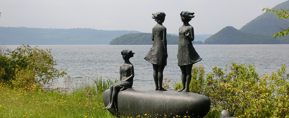 洞爺湖畔の彫刻_峯田敏郎_記念撮影～五月のかたち～
