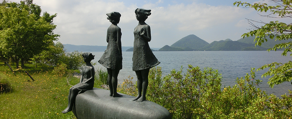 洞爺湖畔の彫刻_峯田敏郎_記念撮影～五月のかたち～