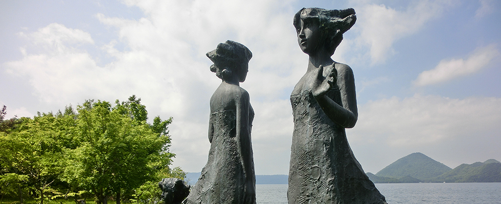 洞爺湖畔の彫刻_峯田敏郎_記念撮影～五月のかたち～