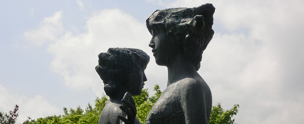 洞爺湖畔の彫刻_峯田敏郎_記念撮影～五月のかたち～