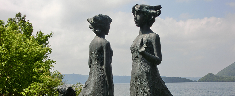 洞爺湖畔の彫刻_峯田敏郎_記念撮影～五月のかたち～