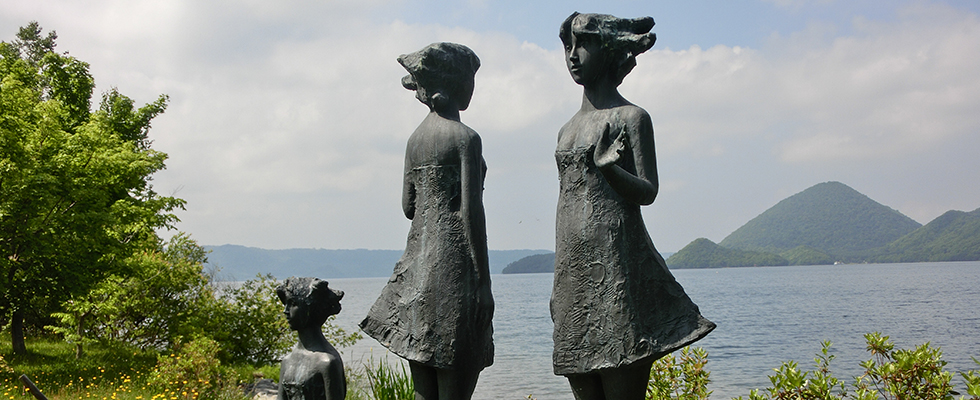 洞爺湖畔の彫刻_峯田敏郎_記念撮影～五月のかたち～