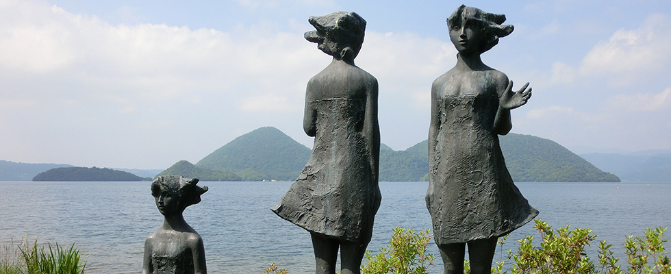 洞爺湖畔の彫刻_峯田敏郎_記念撮影～五月のかたち～