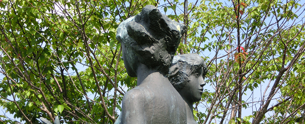 洞爺湖畔の彫刻_峯田敏郎_記念撮影～五月のかたち～