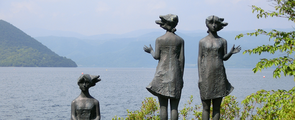 洞爺湖畔の彫刻_峯田敏郎_記念撮影～五月のかたち～