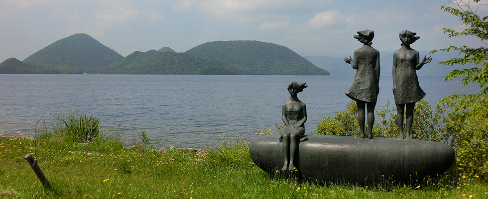洞爺湖畔の彫刻_峯田敏郎_記念撮影～五月のかたち～