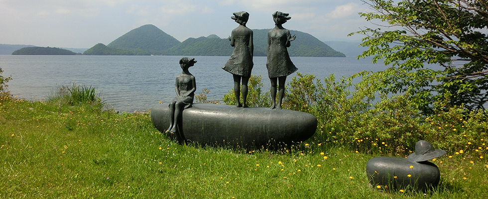 洞爺湖畔の彫刻_峯田敏郎_記念撮影～五月のかたち～