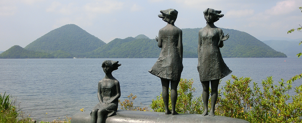 洞爺湖畔の彫刻_峯田敏郎_記念撮影～五月のかたち～