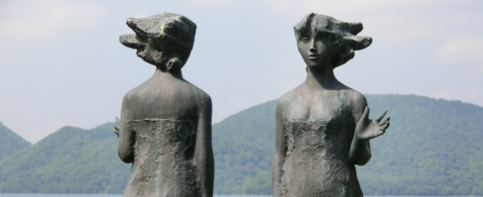 洞爺湖畔の彫刻_峯田敏郎_記念撮影～五月のかたち～