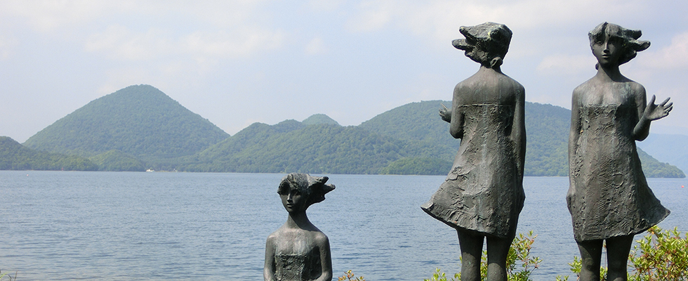 洞爺湖畔の彫刻_峯田敏郎_記念撮影～五月のかたち～