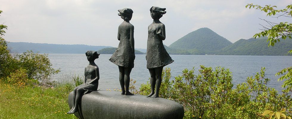 洞爺湖畔の彫刻_峯田敏郎_記念撮影～五月のかたち～