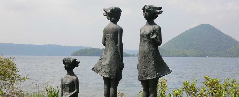 洞爺湖畔の彫刻_峯田敏郎_記念撮影～五月のかたち～