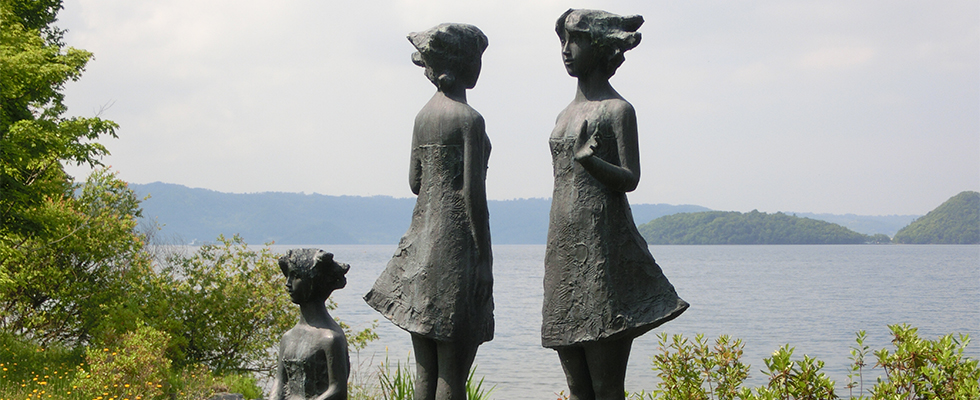 洞爺湖畔の彫刻_峯田敏郎_記念撮影～五月のかたち～