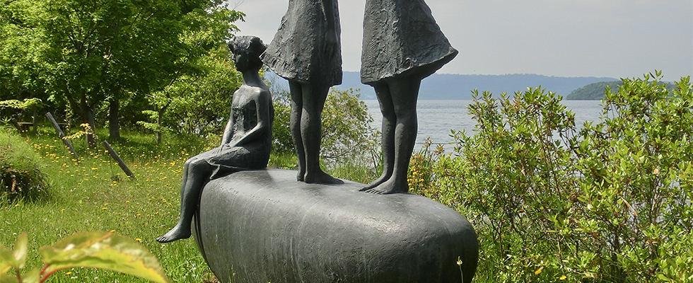洞爺湖畔の彫刻_峯田敏郎_記念撮影～五月のかたち～