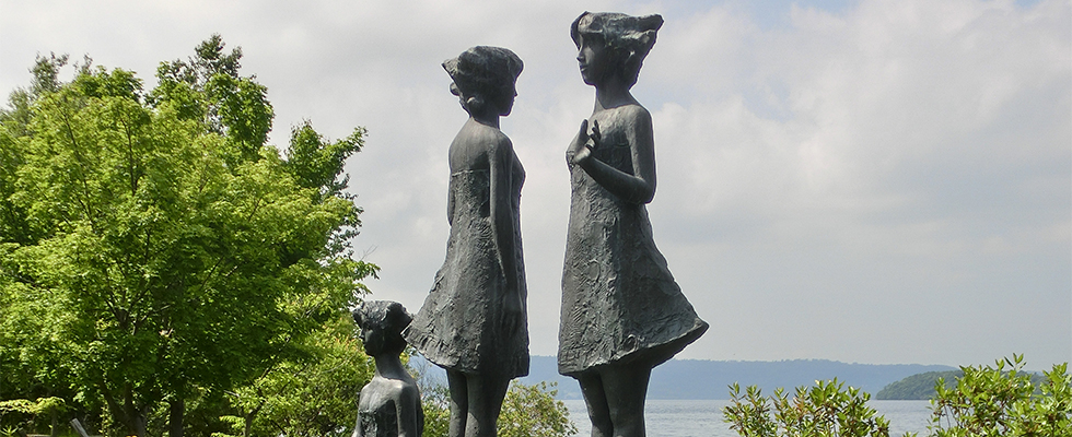 洞爺湖畔の彫刻_峯田敏郎_記念撮影～五月のかたち～