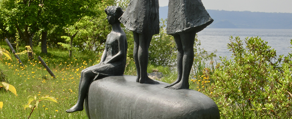 洞爺湖畔の彫刻_峯田敏郎_記念撮影～五月のかたち～