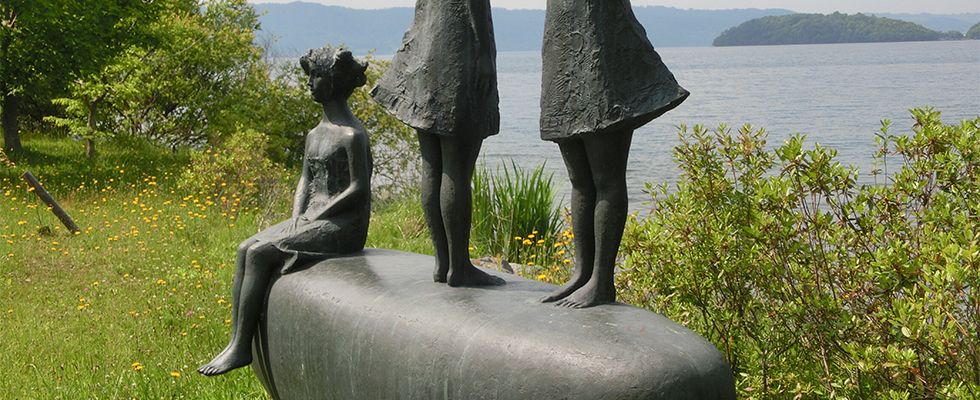 洞爺湖畔の彫刻_峯田敏郎_記念撮影～五月のかたち～